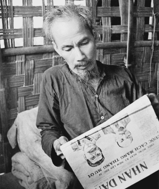 1951年，第一次中印战争期间，胡志明在北部的越南阅读《人民》（Nhan Dan）
