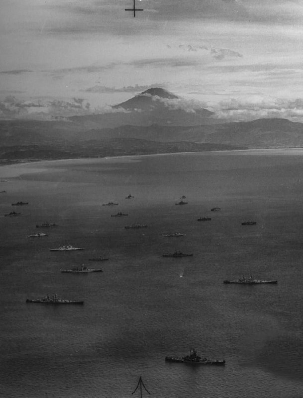 1945年9月，盟军舰队进入东京湾，准备占领日本