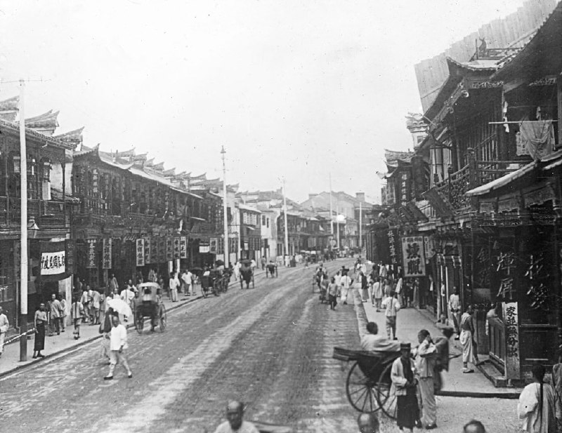 1890-1899年，上海南京路，有几辆黄包车