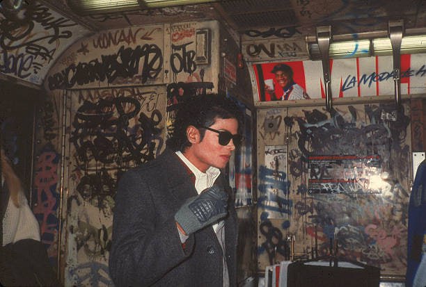1986 年 11 月，纽约，美国著名音乐家迈克尔·杰克逊（Michael Jackson，1958 - 2009 年）在拍摄由马丁·斯科塞斯 (Martin Scorsese) 执导的音乐专辑《Bad》音乐录影带时，站在满是涂鸦的地铁车厢里