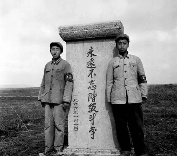 1966年，南京江宁县方山公社为抓阶级斗争而建的纪念碑