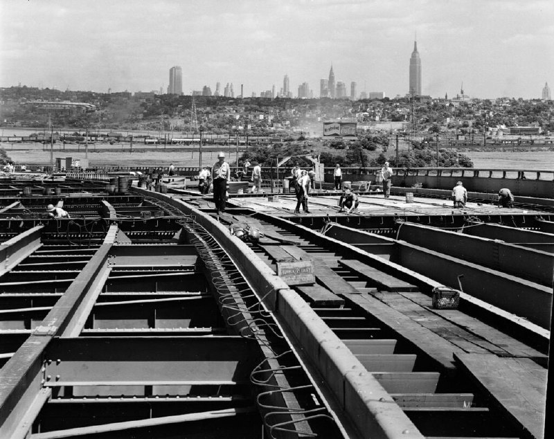 1951 年，工人们为全新的新泽西州收费公路建造了立交桥