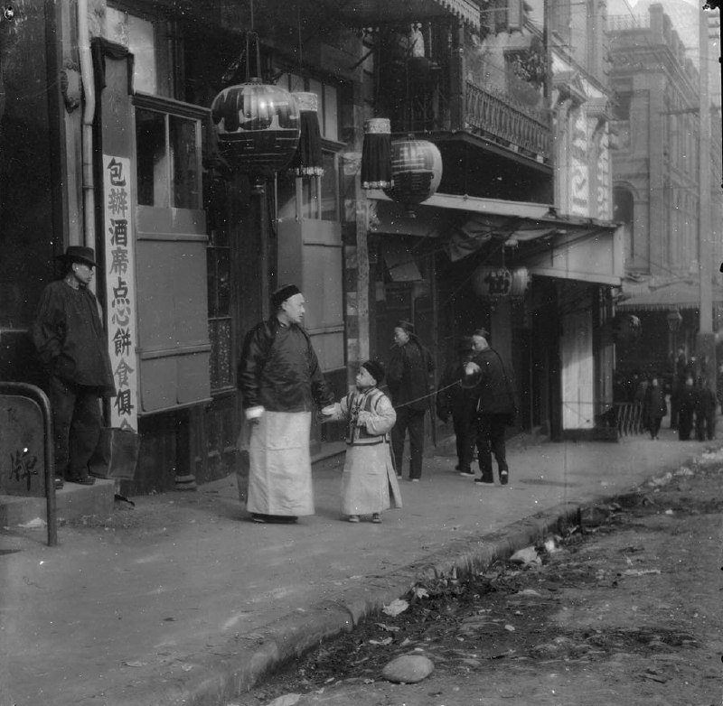 旧金山唐人街领馆的一个家庭，1890-1900年