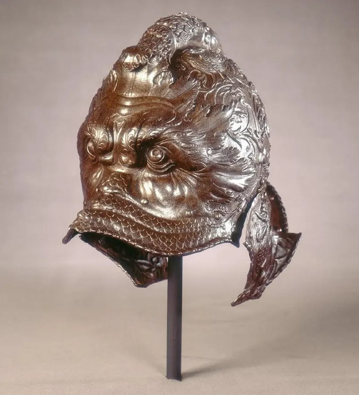 海豚面具形式的内格罗利头盔，15 世纪