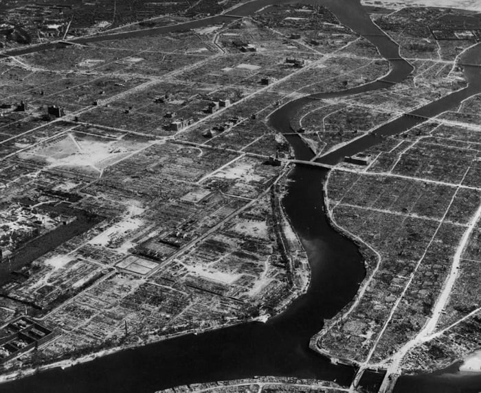 1945年9月拍摄，美国在广岛投下了原子弹后不久，在广岛河三角洲地区的破坏如沙漠一样