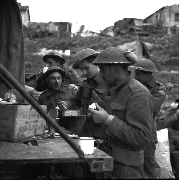 1943年12月21日的意大利奥托纳（Ortona），加拿大的 Loyal Edmonton Regiment 部队正在享用茶和三明治，休息片刻，为接下来的战斗做好准备
