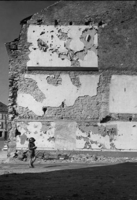 1945年，法国拉昂埃塔佩，战争遗留下来钢盔，成了孩子们的玩具