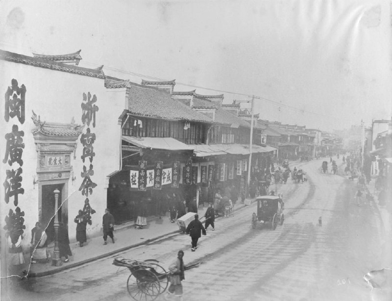 1890-1899年，上海南京路，有几辆黄包车