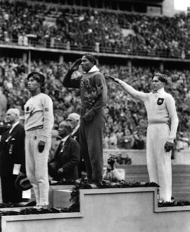 1936年柏林奥林匹克夏季运动会，跳远比赛的第一名是美国运动员杰西·欧文斯，第二名德国运动员卢兹·朗，第三名日本运动员田岛直人