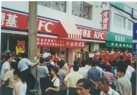 南昌市，图1—2是2000年8月第一家肯德基在八一广场百货大楼开业的照片