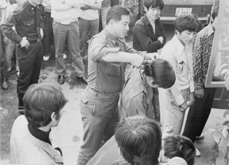 1970年代，韩国在全国范围内打击留长发的男性和穿短裙的女性，一名韩国士兵在众人面前强行剪掉了一名年轻男子的头发