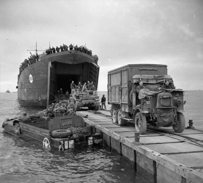 1944 年 1 月，一辆 Albion 卡车和 Sexton 25 磅自行火炮从安齐奥的 LST-368 上岸