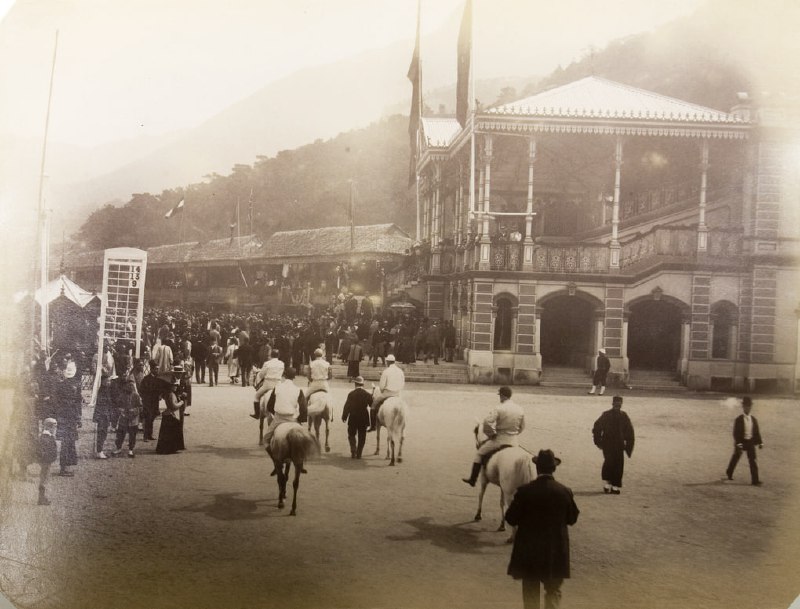 1890年，香港欢乐谷赛马年会（早期赛马每年只举办一次，通常于1月至2月间举行，为期数日，称为周年大赛）