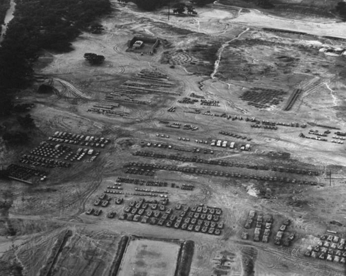 1945年9月，日本投降和二战结束后，集结存储在一个地区的军用车辆和装备