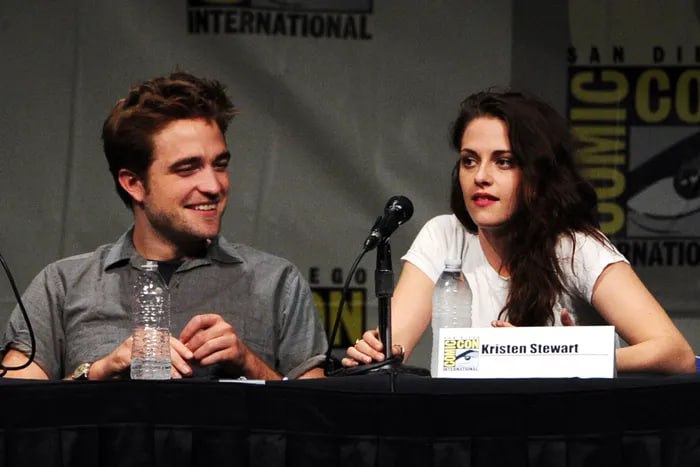 泰勒·洛特纳、罗伯特·帕丁森和克里斯汀·斯图尔特在加利福尼亚州圣地亚哥举行的 2012 年圣地亚哥国际动漫展上发表讲话