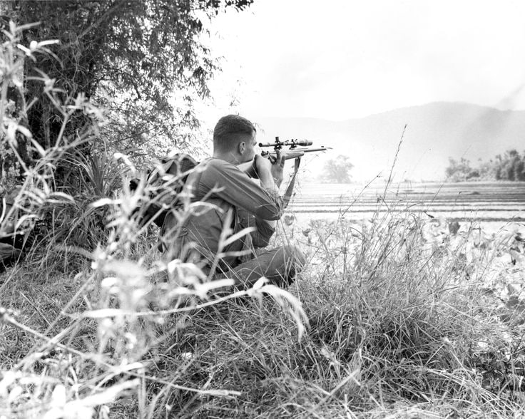 1965 年 12 月，一名海军陆战队侦察狙击手在南越朱莱西北部的丛林和山区搜寻越南共产党武装