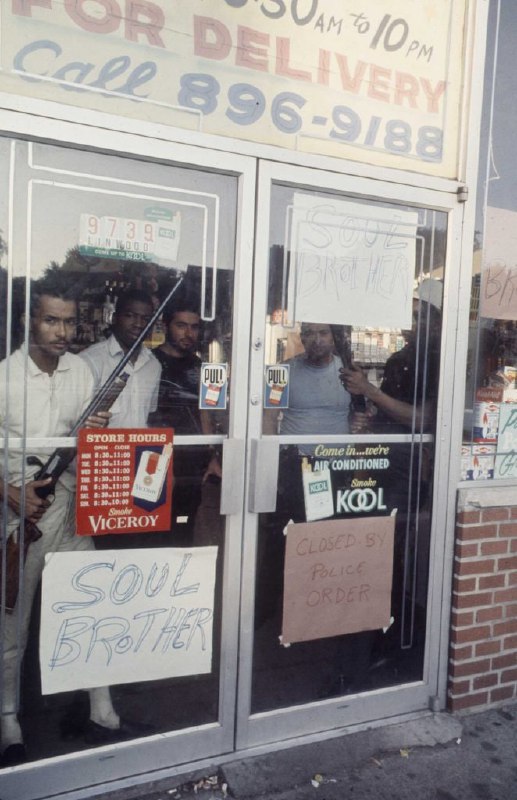 1967 年，非裔美国人和白人店主决心保护自己的财产，都拿出武器随时准备使用