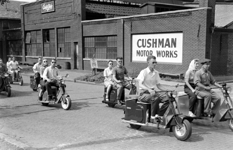 1945 年在内布拉斯加州 Cushman Motor Works 小型摩托车厂外