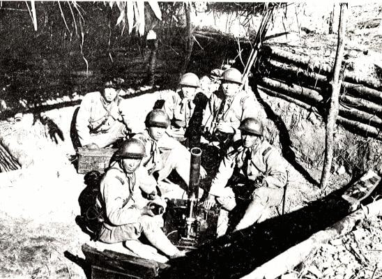 1930年，台湾，雾社事件时，日军由马赫坡高地之堑壕向马赫坡大岩窟炮击