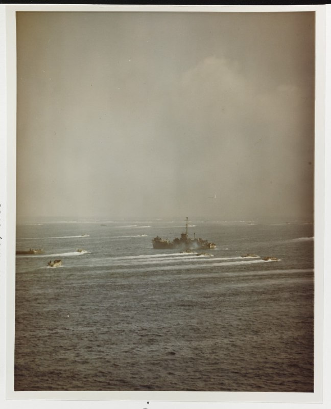 1945年4月1日，LVT两栖拖拉机 驶向 冲绳登陆滩