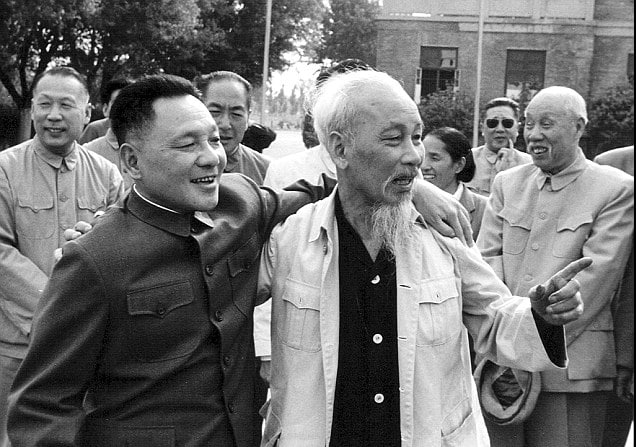 1965 年 5 月，邓小平在北京机场送别胡志明（越南共产党的创始人）