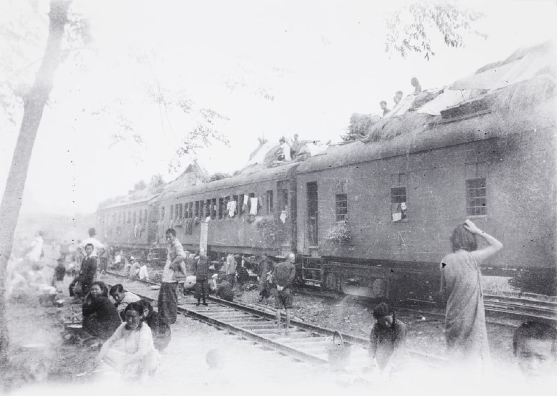 1944年，从桂林撤退时的火车车厢和茅草棚
