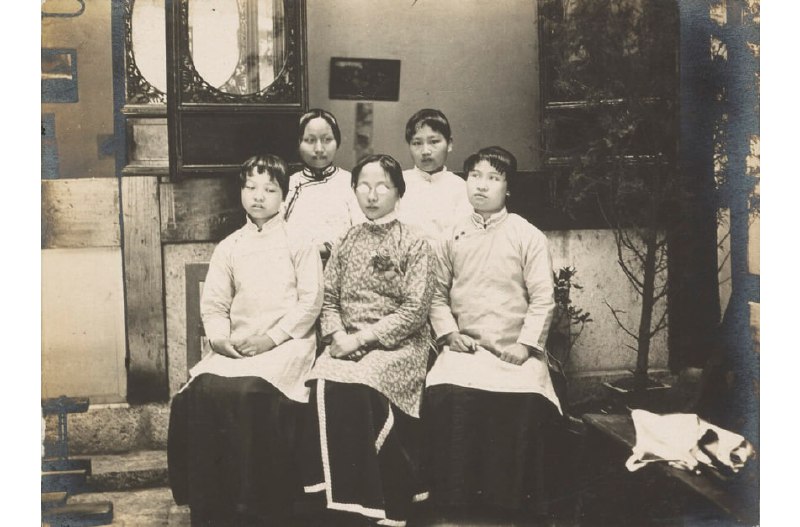 1908年，上海 Women group portrait [女子群像]