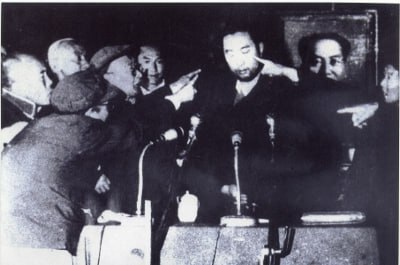 批斗大会上的西藏班禅喇嘛作为红卫兵打击“四旧”的一部分，给予少数民人民公社以前只在西藏部分地区建立， 1966 年在整个西藏自治区建立， 取消了西藏在中国土改时期的豁免权，并在其他少数民族地区重新实行