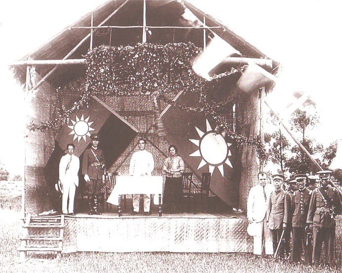 1924年黄埔军校成立时，廖仲恺、蒋介石、孙中山、宋庆龄
