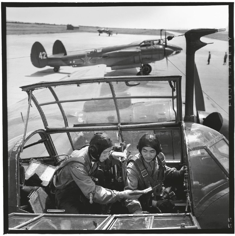 1969年7月19日，哈尔滨空军某部，空军飞行员在起飞前先读一段《毛主席语录》