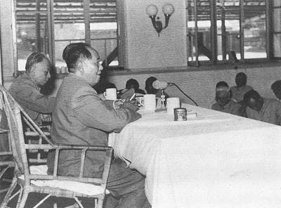 1958年毛泽东在北戴河会议上讲话，他的左边是刘少奇