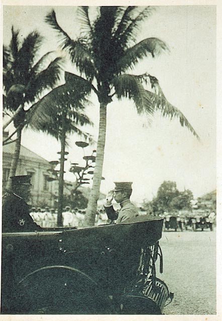 皇太子裕仁在1923年访问台湾，照片摄于高雄驿前 #台湾日治时期