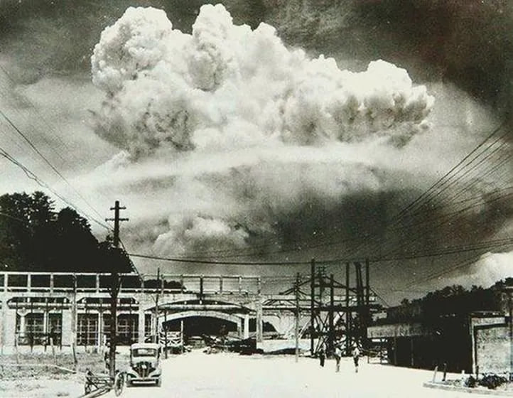这是 1945 年 8 月 9 日原子弹投下 20 分钟后的长崎