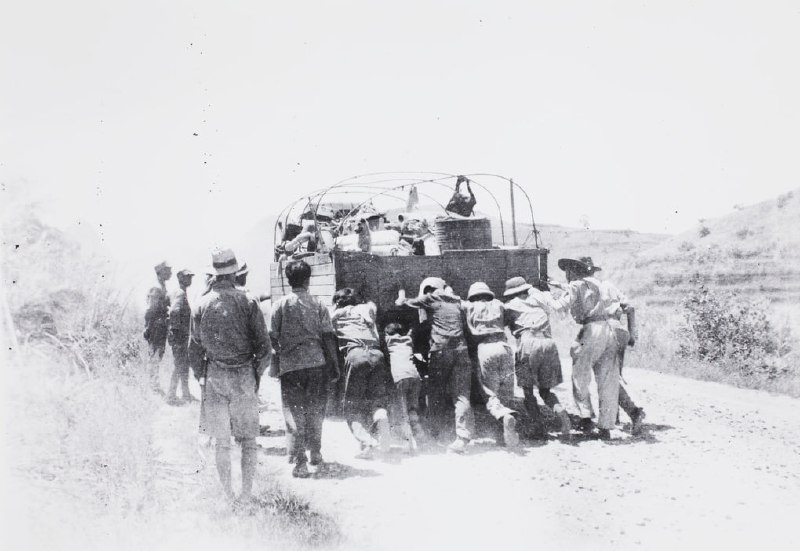 1944年，从桂林撤退时推着卡车