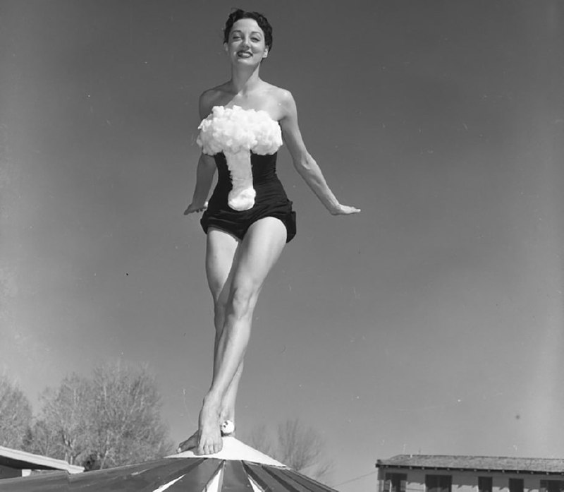 1950年，穿蘑菇云形状的衣服