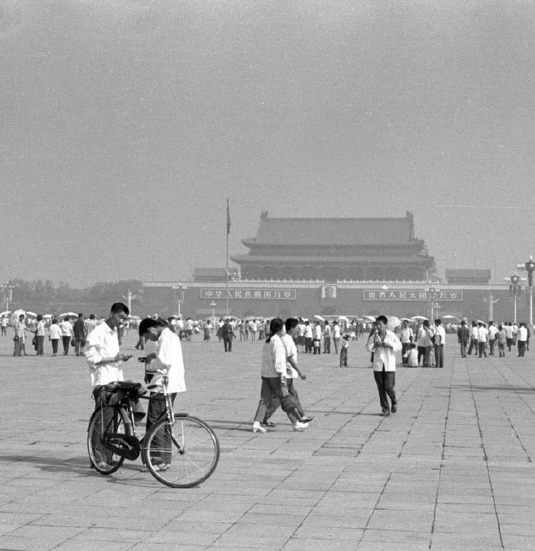 70年代末的夏天，北京天安门广场的游人