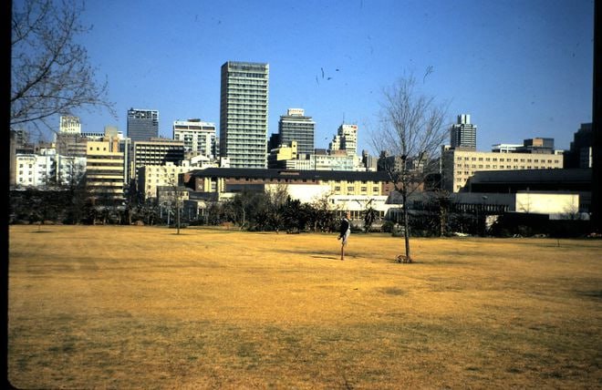 1970年，南非的城市约翰内斯堡的一角，不远处是林立的高楼大厦