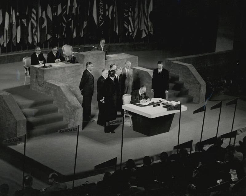 1951 年 9 月 8 日，日本首相吉田茂在加利福尼亚州旧金山的战争纪念歌剧院签署旧金山和平条约
