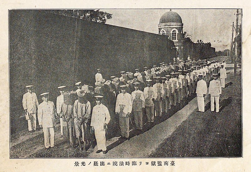 1915年西来庵事件被捕之人头戴笼盔，由台南刑务所押解至法院送审
