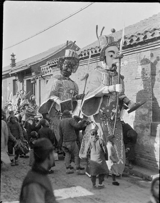1919年，北京，巨型的纸人