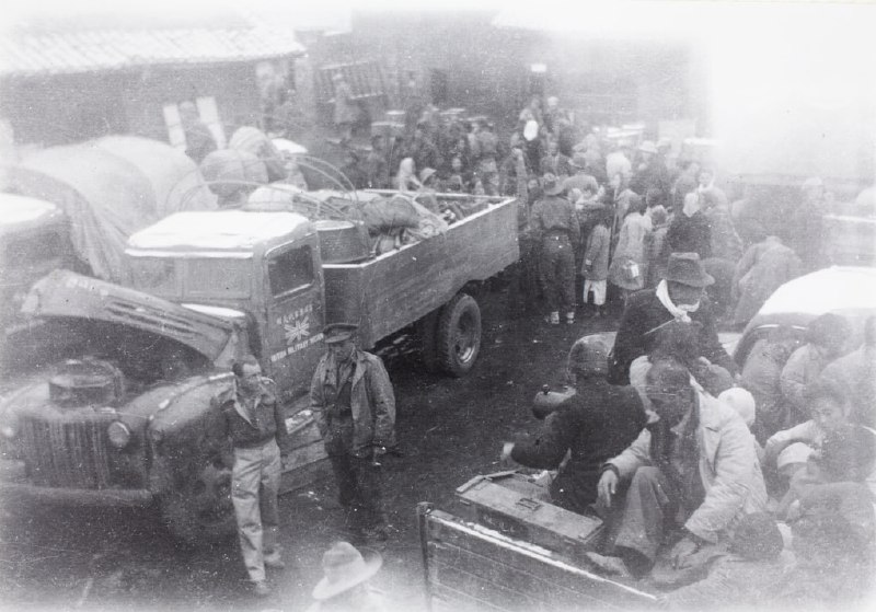 英国军事特派团卡车和难民，从桂林撤退，1944 年