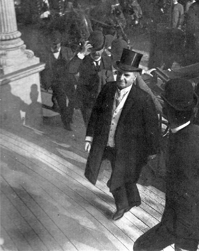 1901 年 9 月 9 日，美国第 25 任总统威廉·麦金莱 ( William McKinley ) 在遇刺当天走上音乐圣殿的楼梯