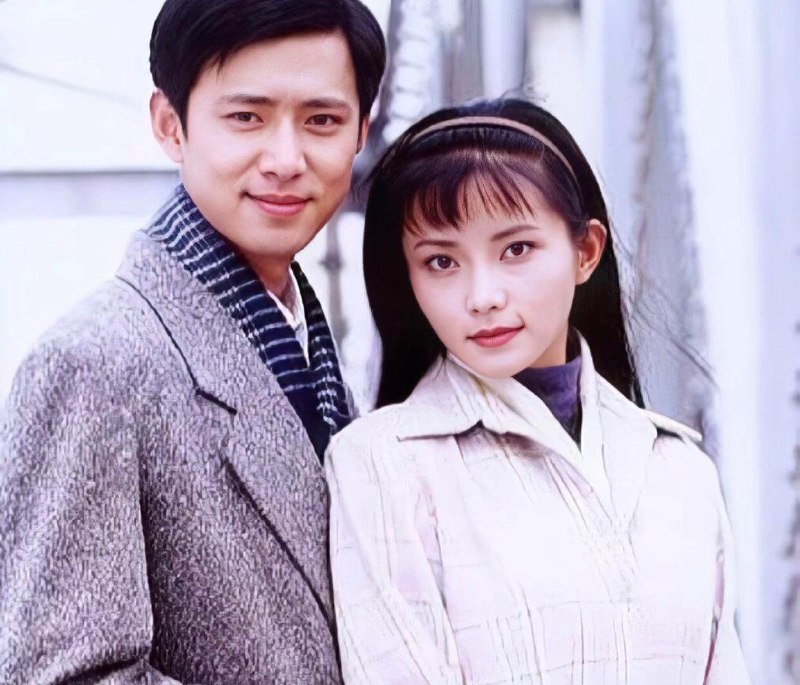 2001年，电视剧《情深深雨蒙蒙》剧照2001年，电视剧《情深深雨蒙蒙》剧照