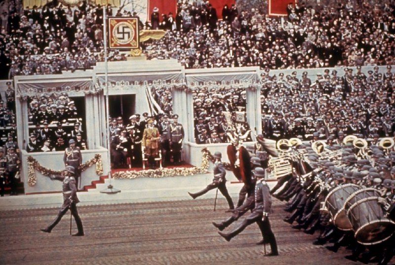 1939 年 4 月 20 日，在柏林举行的庆祝阿道夫·希特勒 50 岁生日的阅兵式上，重型火炮经过检阅台