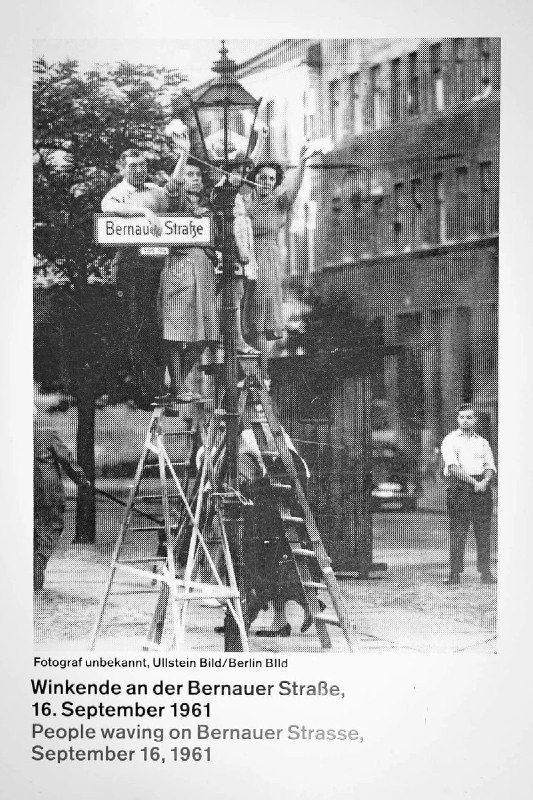向着墙对面招手，西柏林，1961年摄