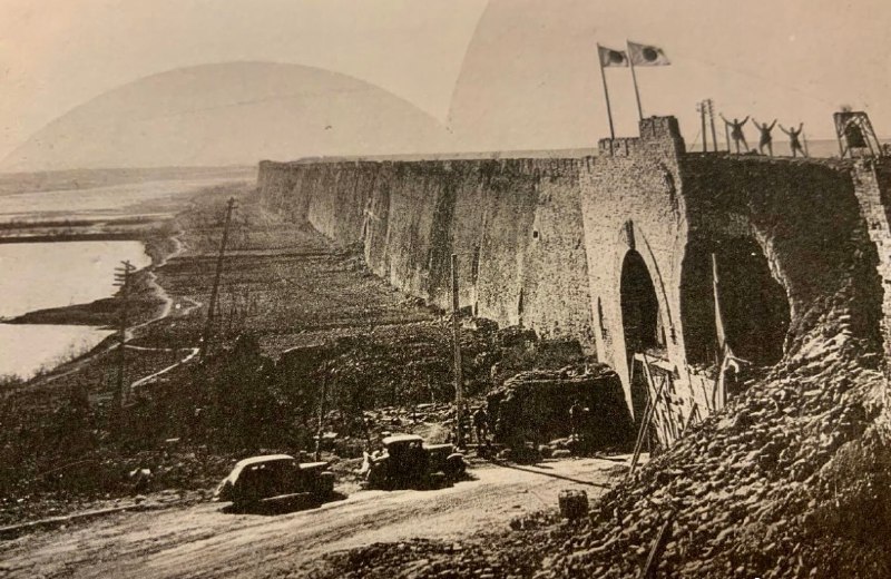 1937年12月，日军占领南京后，在中山门竖起了太阳旗庆祝