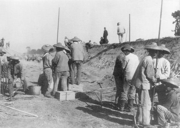 19世纪60年代，修建美国太平洋铁路的华人劳工们