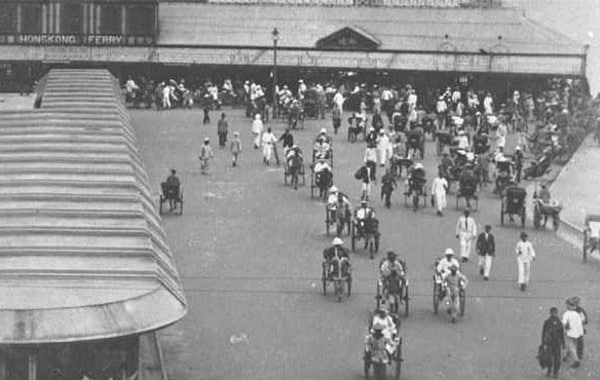 1927年，香港尖沙咀天星码头前的黄包车