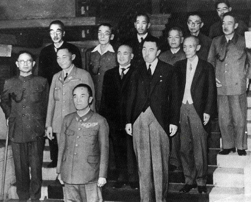 东久迩宫内阁成员合照（1945年）内阁总理大臣：东久迩宫稔彦东久迩宫内阁是日本政治史上唯一由皇族担任内阁总理大臣的内阁，也是日本政治史上任期最短的内阁，仅存续54日之久