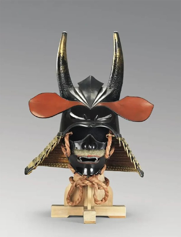 武士头盔 武士头盔（Kawari Kabuto）带有水牛角、耳朵和恶魔般的面具